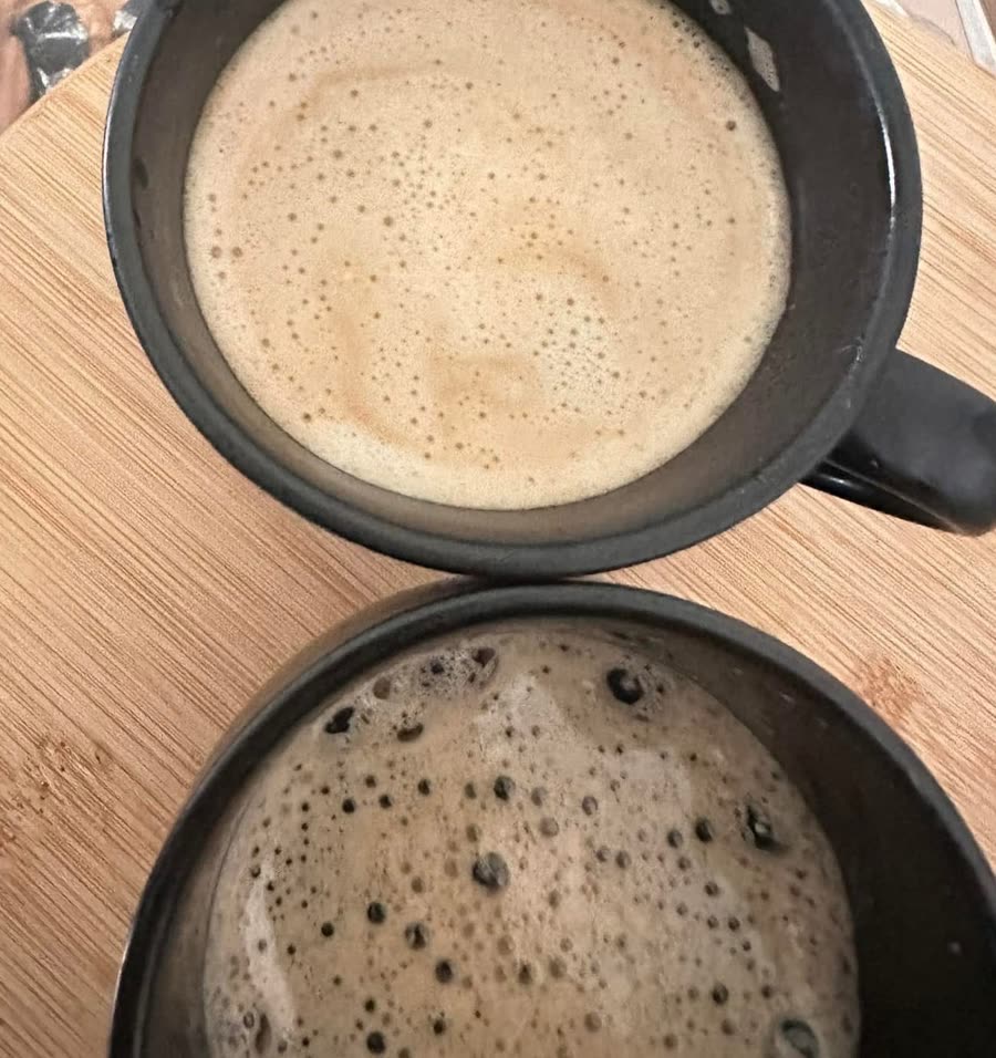 Deux cafés crème servis sur un plateau en bois